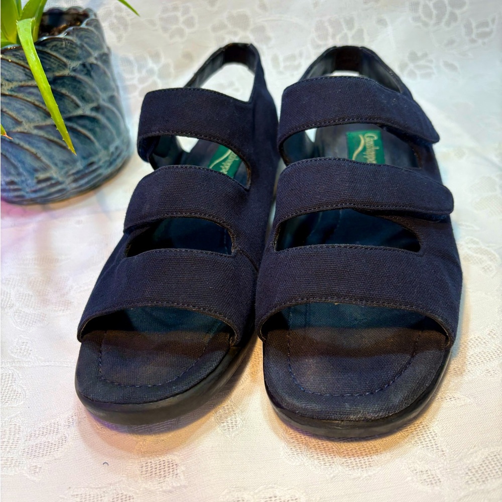 Grasshoppers Navy Vintage Women’s Sandals
velcro adjustable 3 straps & heel 9M